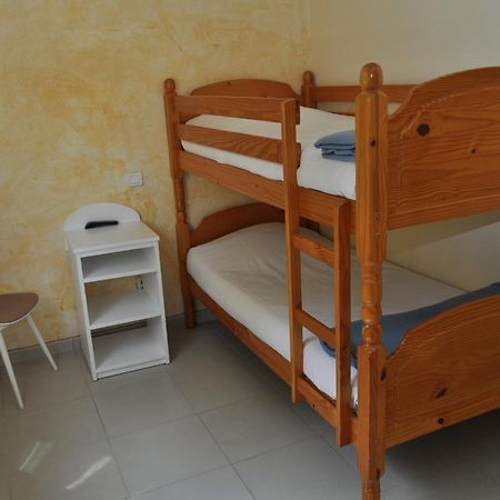 Les Mimosas Otel Lunel  Oda fotoğraf