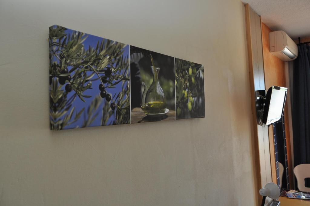 Les Mimosas Otel Lunel  Oda fotoğraf