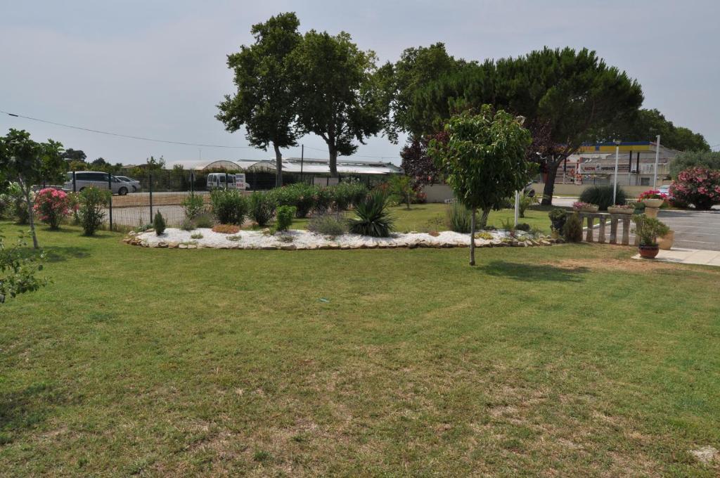 Les Mimosas Otel Lunel  Dış mekan fotoğraf